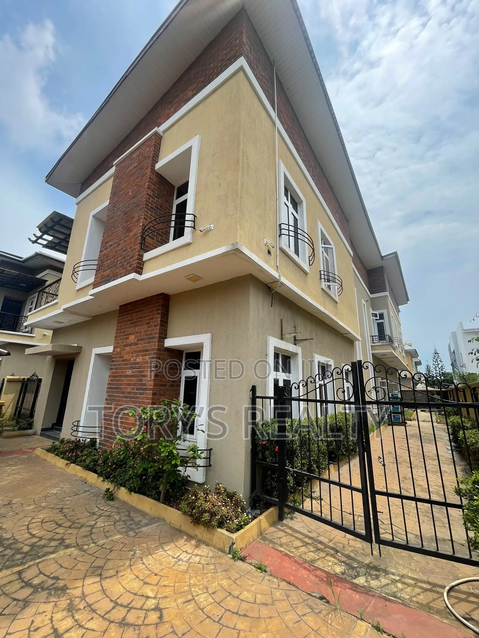 5bdrm Duplex in Lekki Phase 2 for sale in Lekki Phase 2