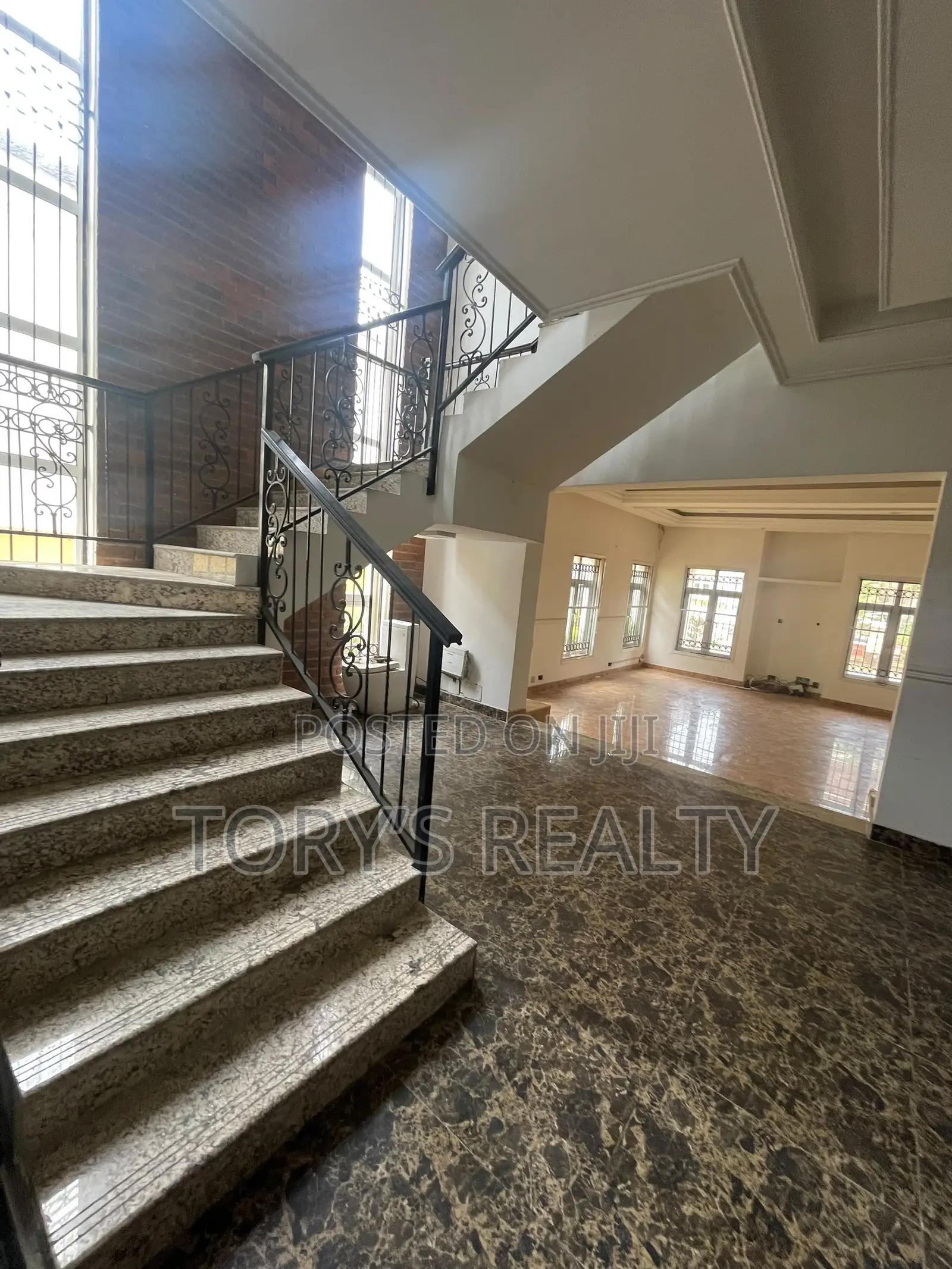 5bdrm Duplex in Lekki Phase 2 for sale in Lekki Phase 2