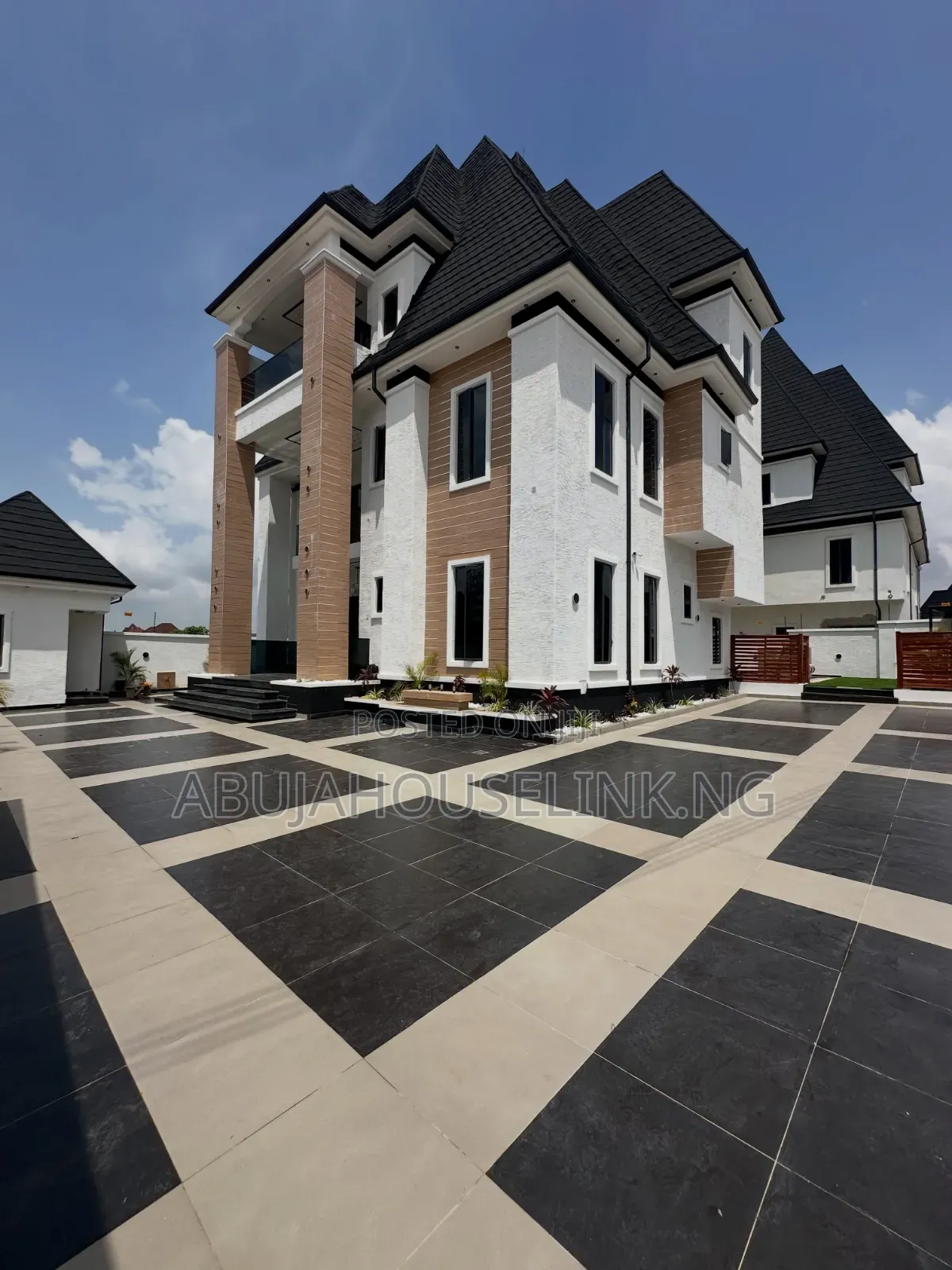 6bdrm Duplex in Sunnyvale Estate, Dakwo District for sale in Dakwo District