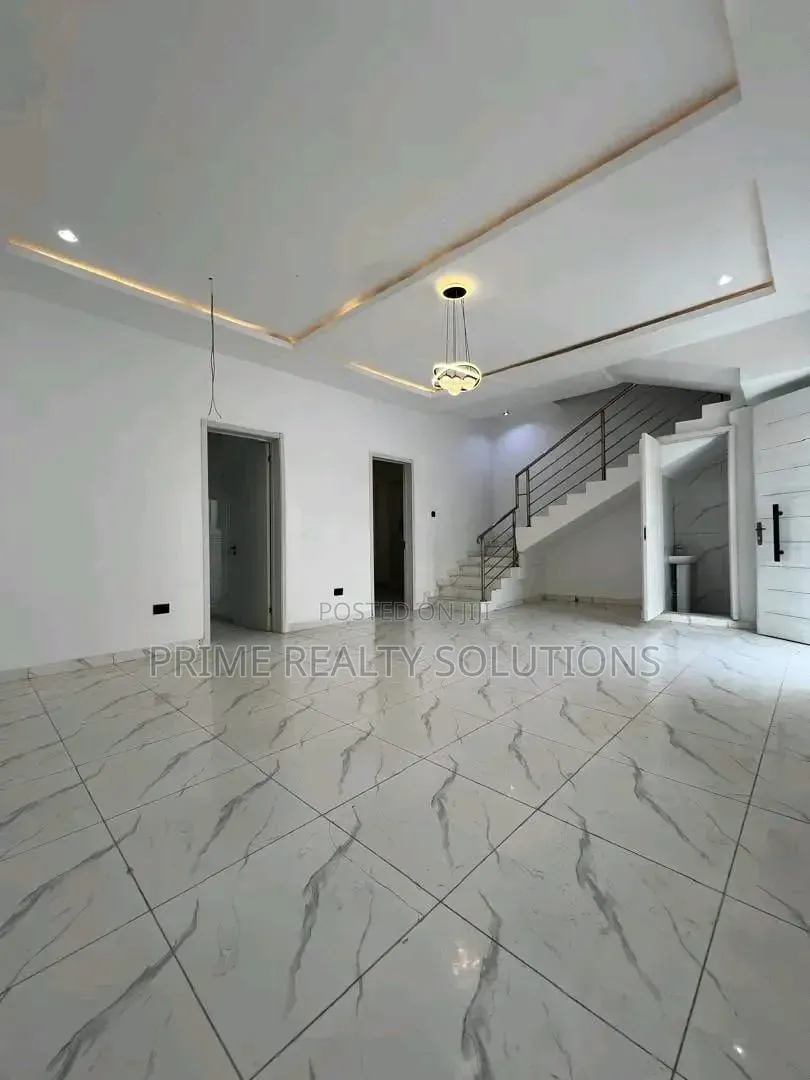 4bdrm Townhouse / Terrace in 𝐈𝐤𝐨𝐭𝐚 𝐆𝐑𝐀, Ikota for rent in Ikota