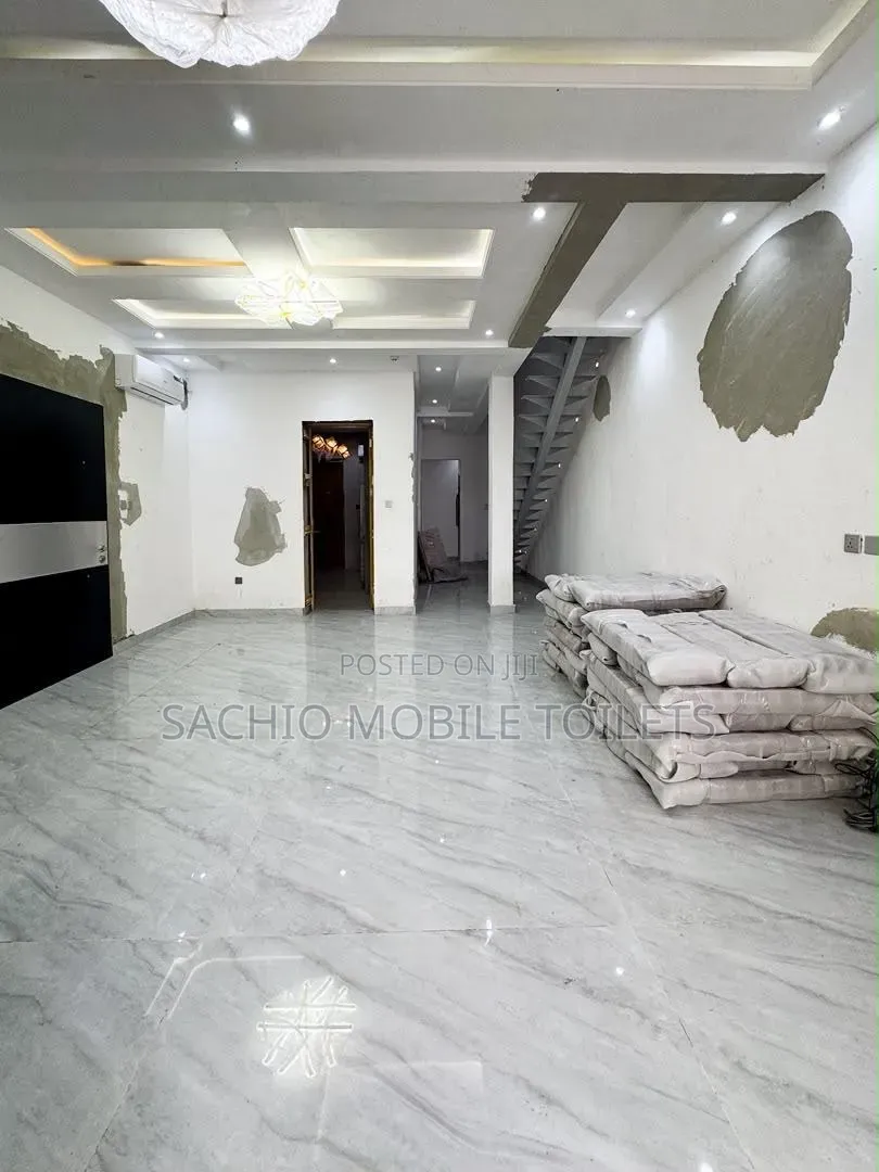 2bdrm Maisonette in Lekki Phase 1 for sale in Lekki Phase 1