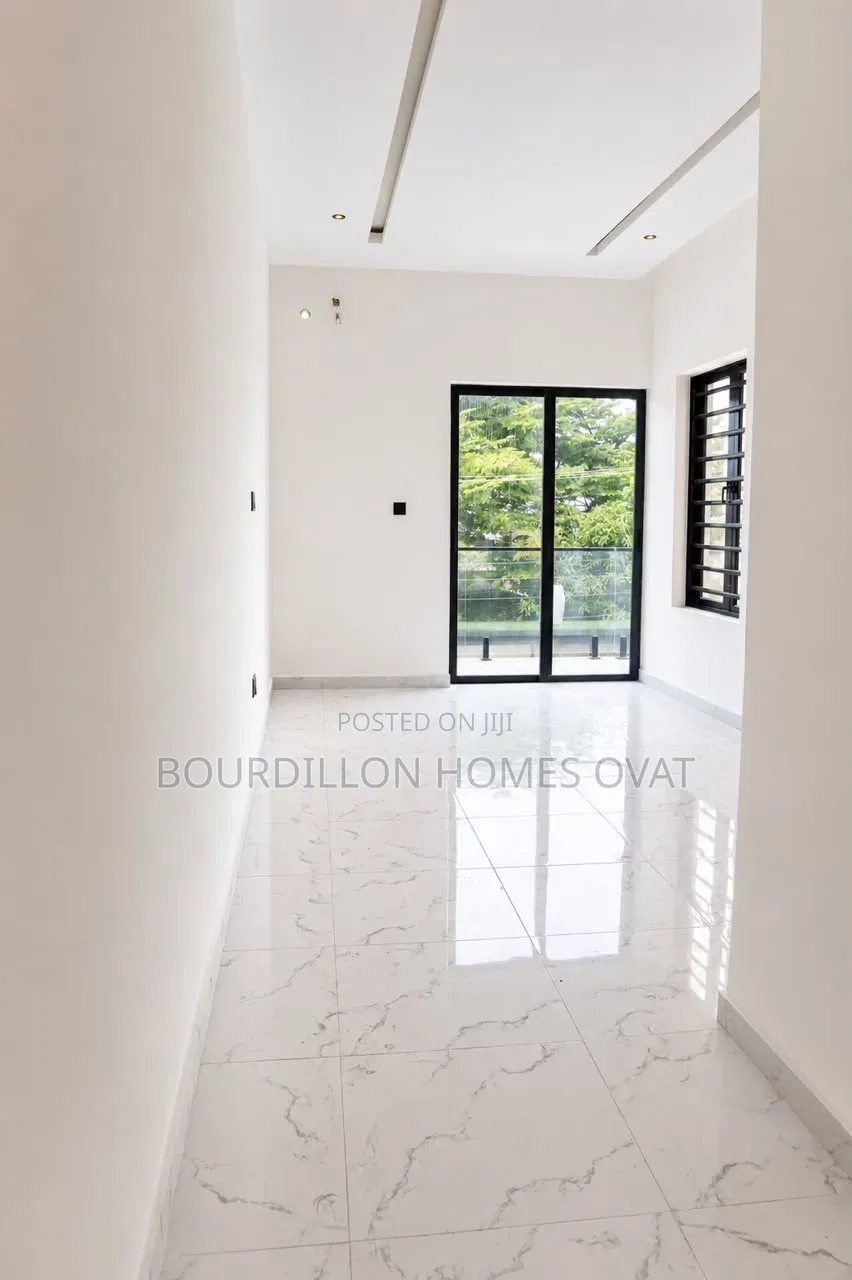 2bdrm Apartment in Lekki Phase 1 Lagos for sale in Lekki Phase 1