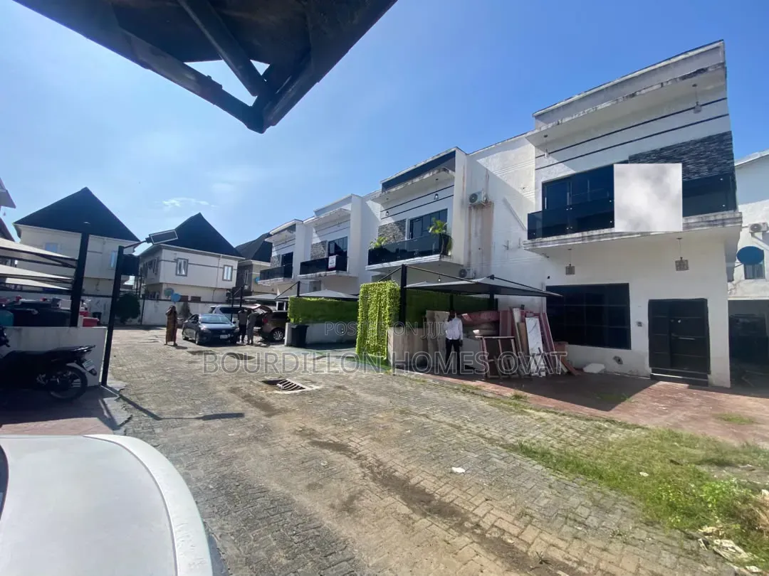 4bdrm Duplex in Ikota Villa Estate for rent in Ikota