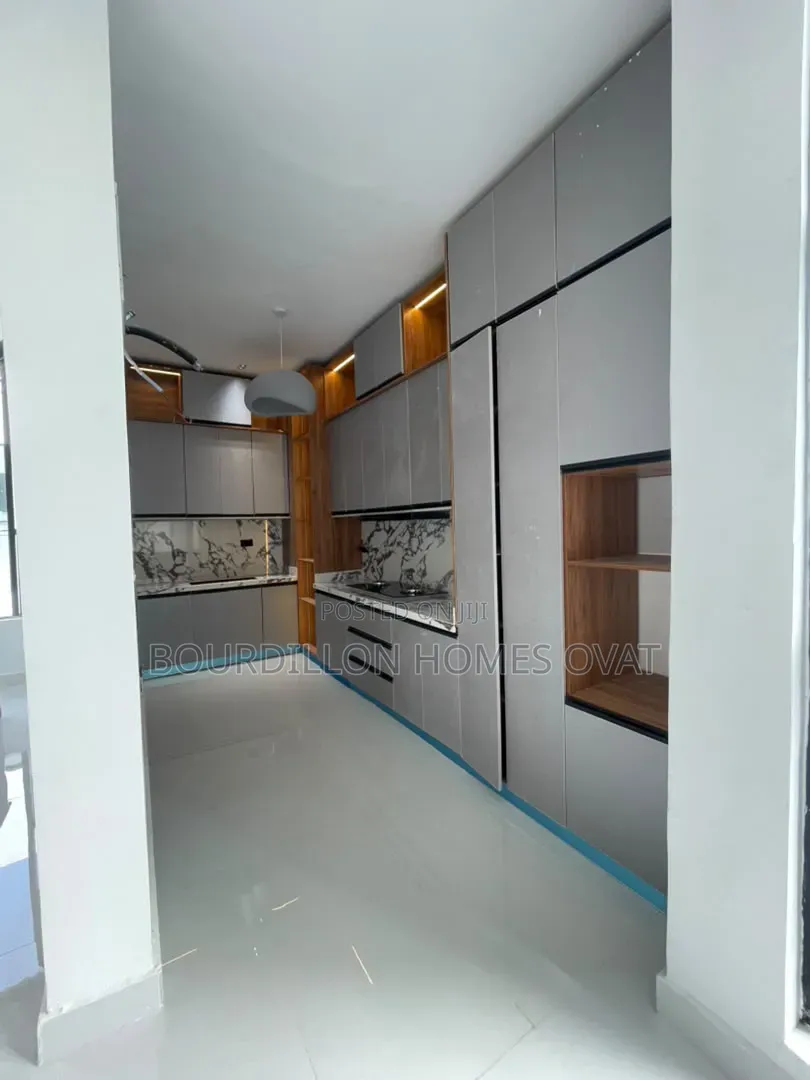 5bdrm Duplex in Osapa London Lekki for sale in Osapa london