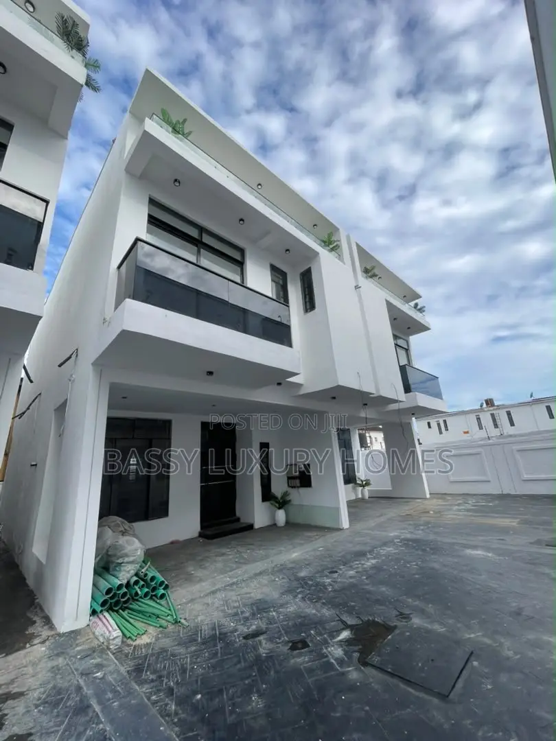 3bdrm Duplex in Ikota for sale in Ikota
