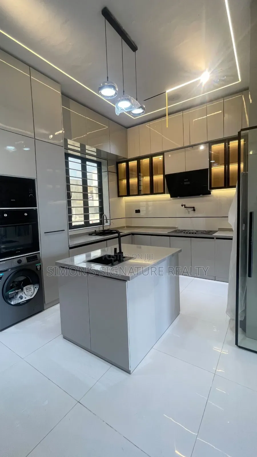 5bdrm Duplex in Chevron for sale in Chevron
