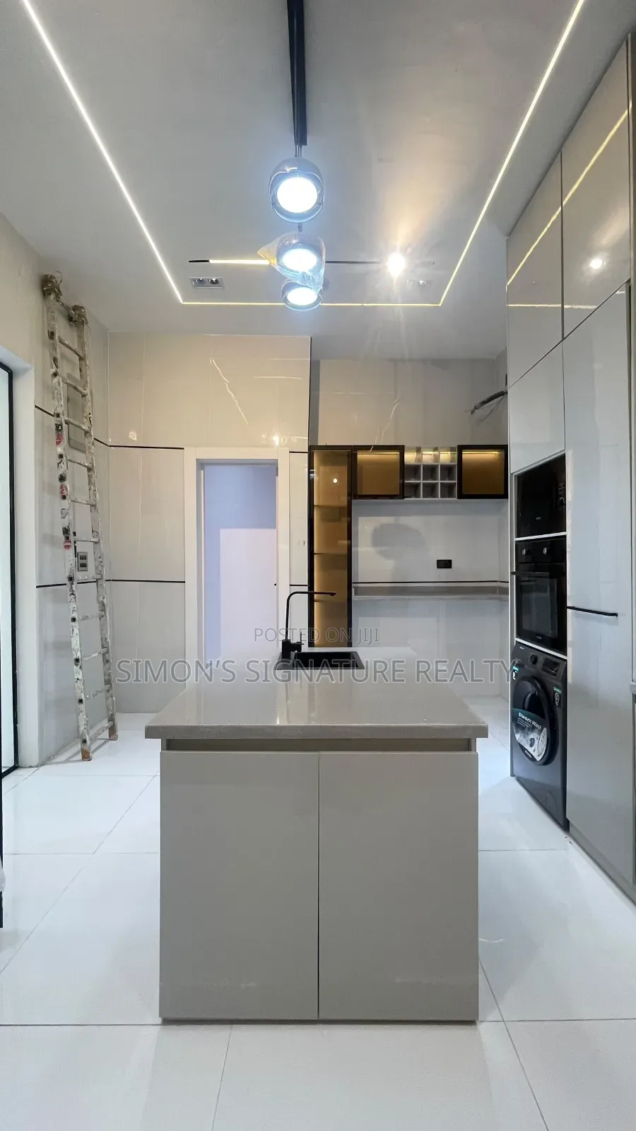 5bdrm Duplex in Chevron for sale in Chevron