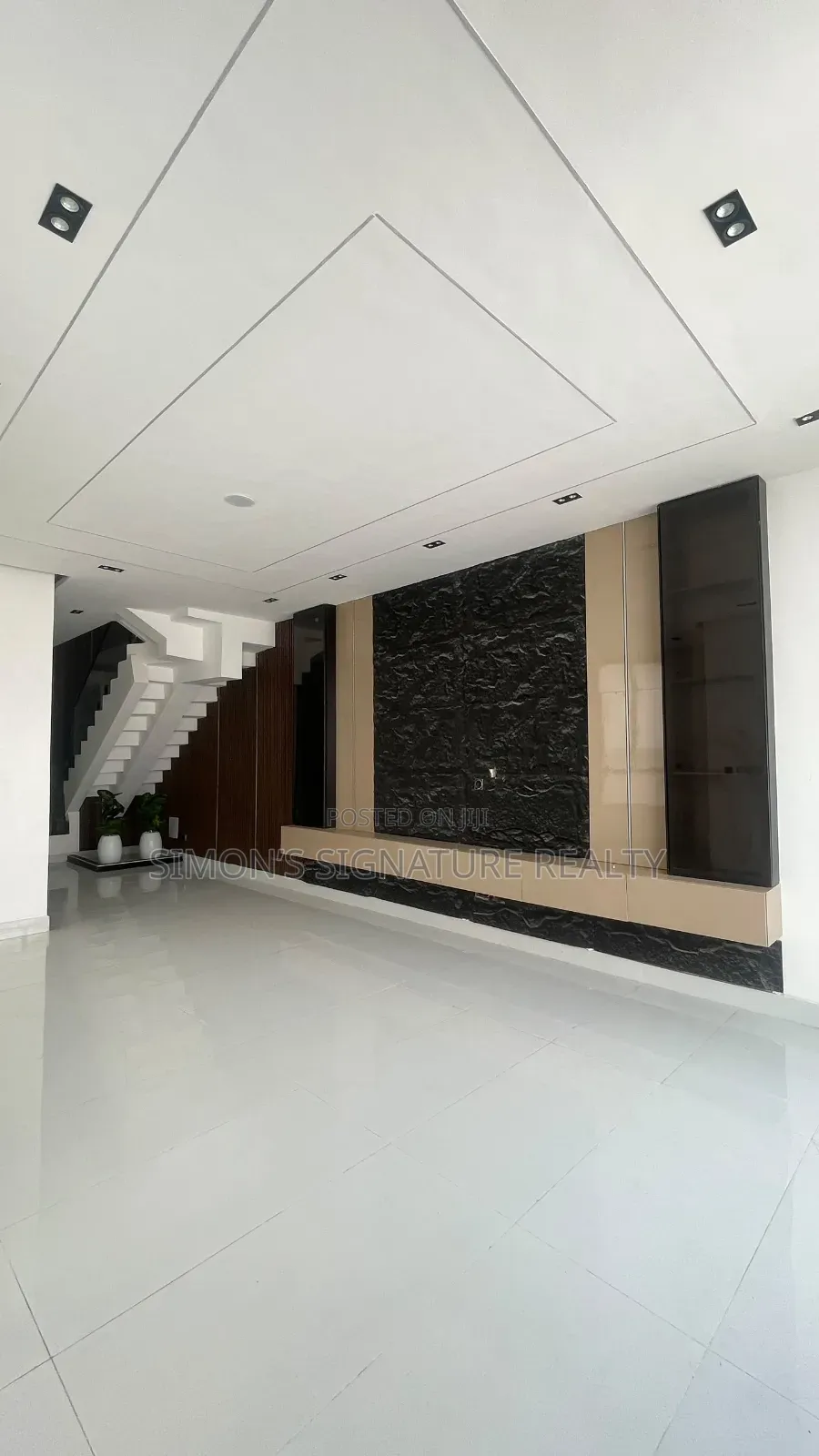 4bdrm Duplex in Chevron for sale in Chevron