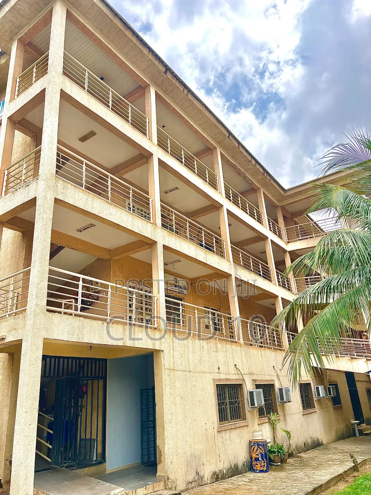 Beautiful Plaza in Zone 5 / Wuse