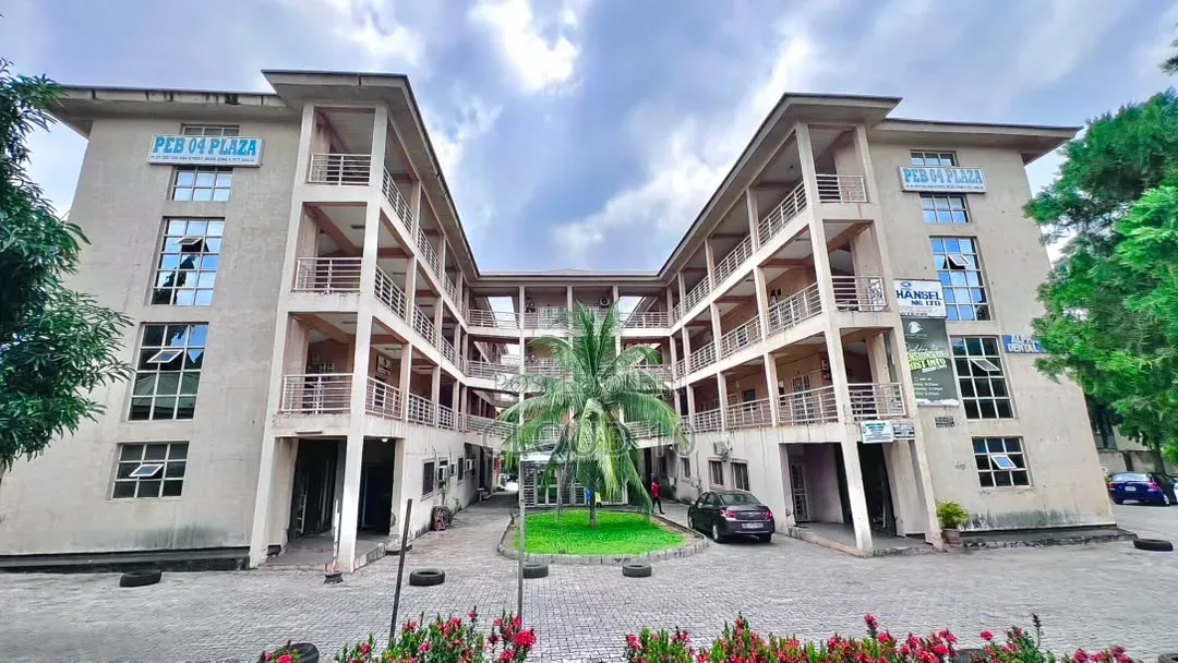 Beautiful Plaza in Zone 5 / Wuse