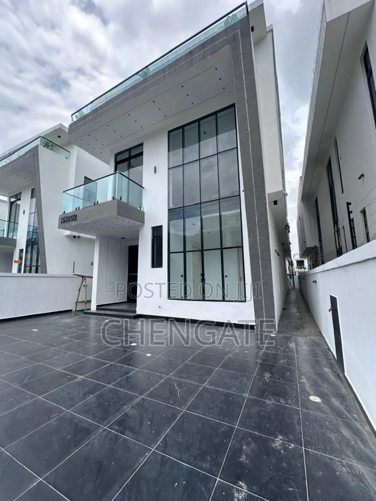 5bdrm Duplex in Chevron for sale in Chevron