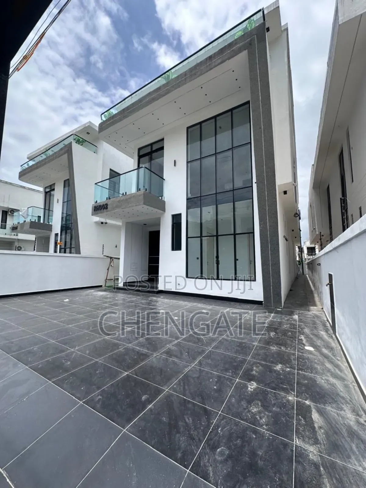 5bdrm Duplex in Chevron for sale in Chevron