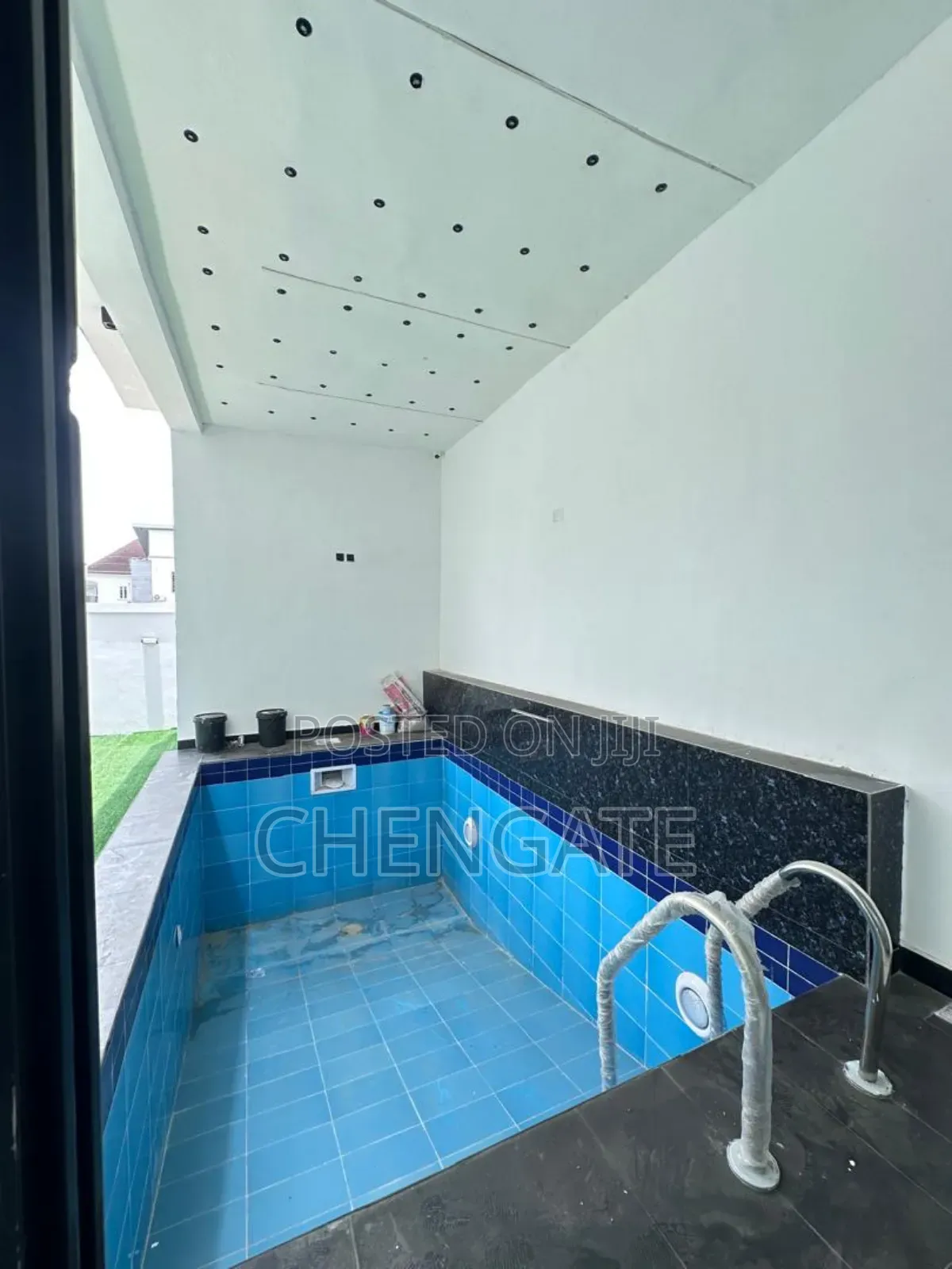 5bdrm Duplex in Chevron for sale in Chevron