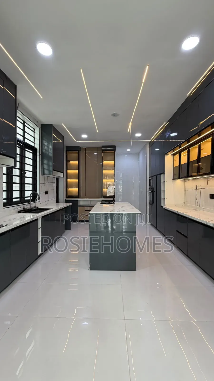 5bdrm Duplex in Chevron for sale in Chevron