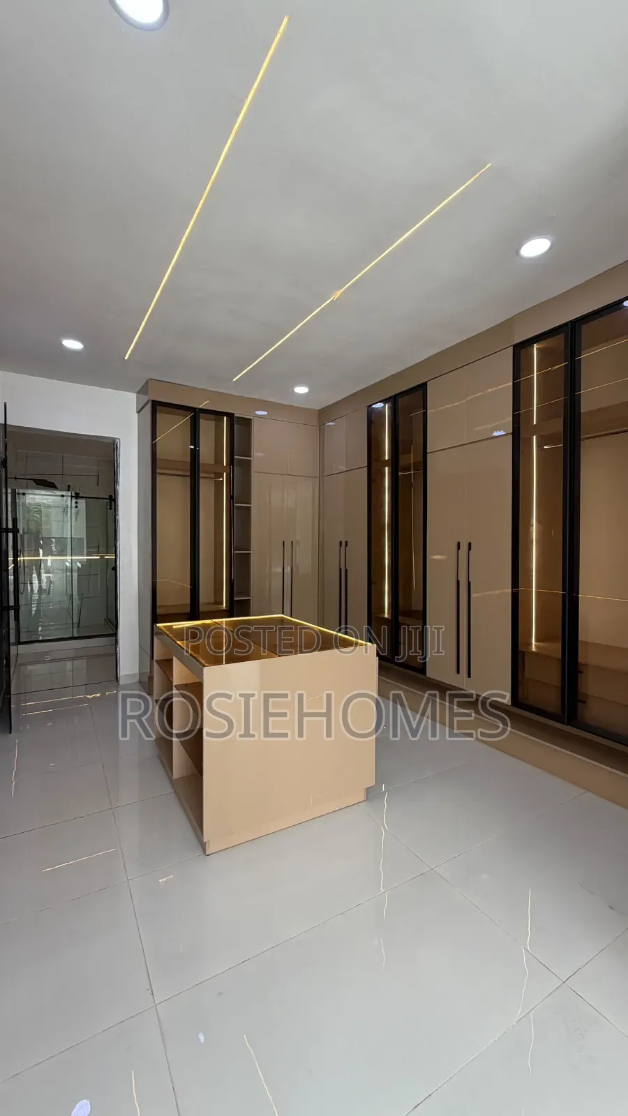 5bdrm Duplex in Chevron for sale in Chevron