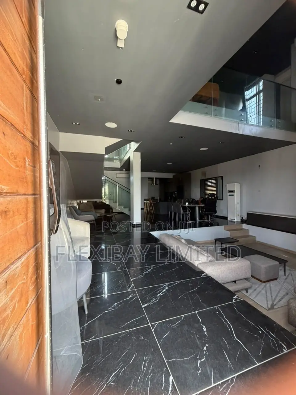 5bdrm Duplex in Chevron for rent in Chevron