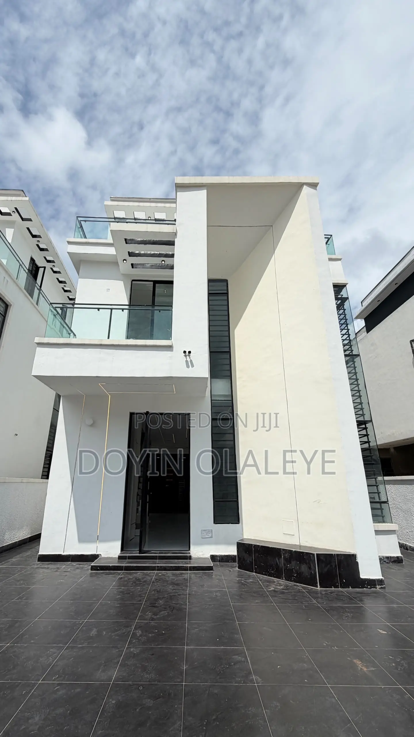 5bdrm Duplex in Chevron for sale in Chevron