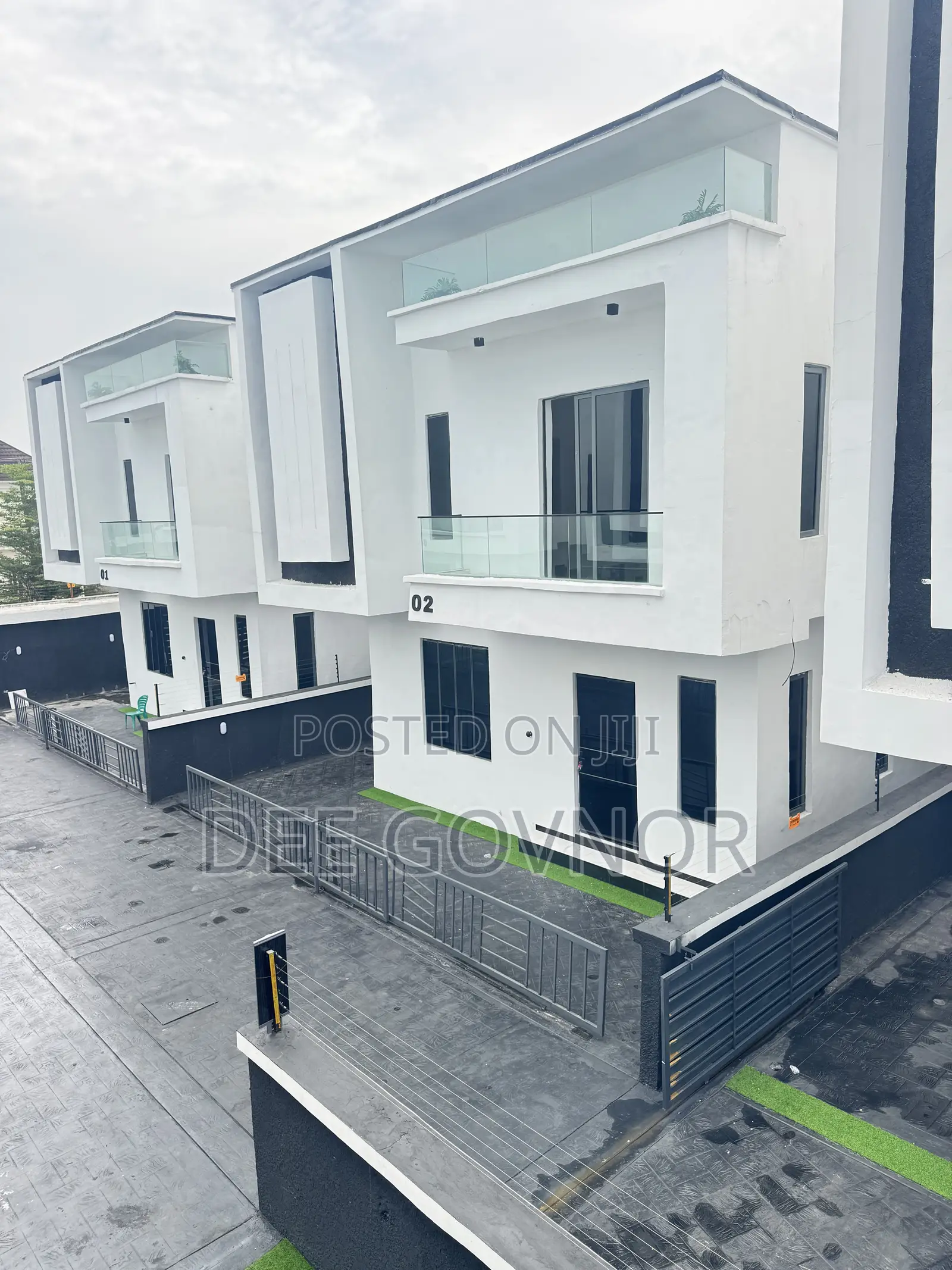 4bdrm Duplex in Idado for sale in Idado