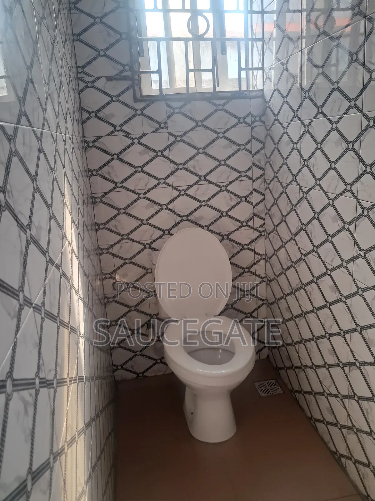 Warehouse Under Decking 88sqm Oppoitr Fair 5mins Drive in Satellite Town