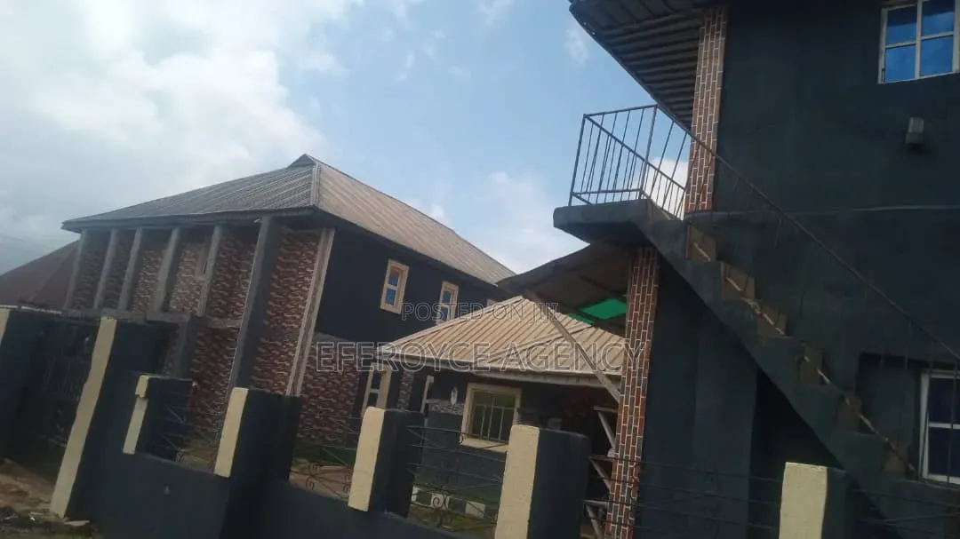 13bdrm House in Sapele Road, Benin City for sale in Benin City