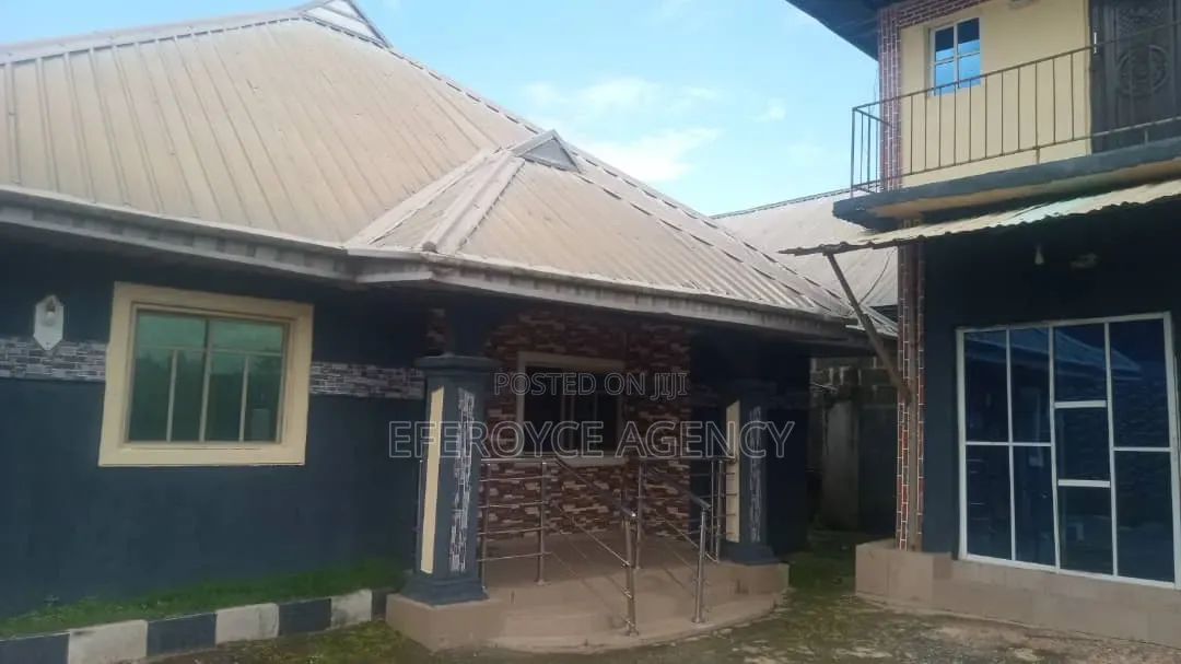 13bdrm House in Sapele Road, Benin City for sale in Benin City