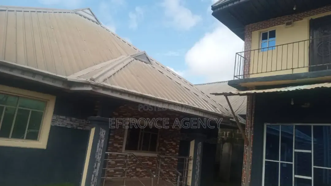 13bdrm House in Sapele Road, Benin City for sale in Benin City