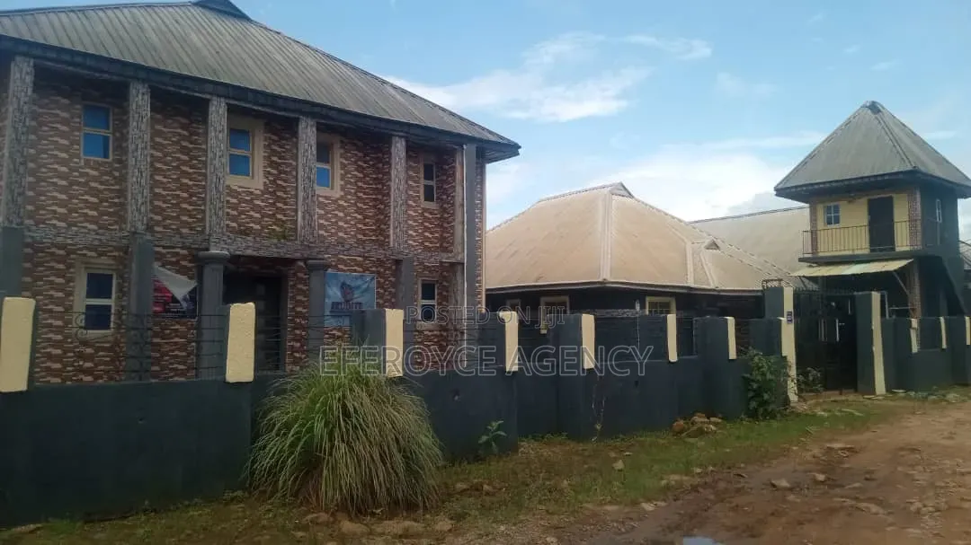 13bdrm House in Sapele Road, Benin City for sale in Benin City