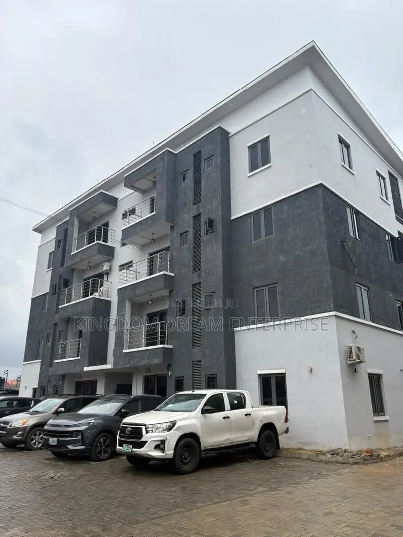 3bdrm Apartment in Ilupeju for sale in Ikorodu Road / Ilupeju