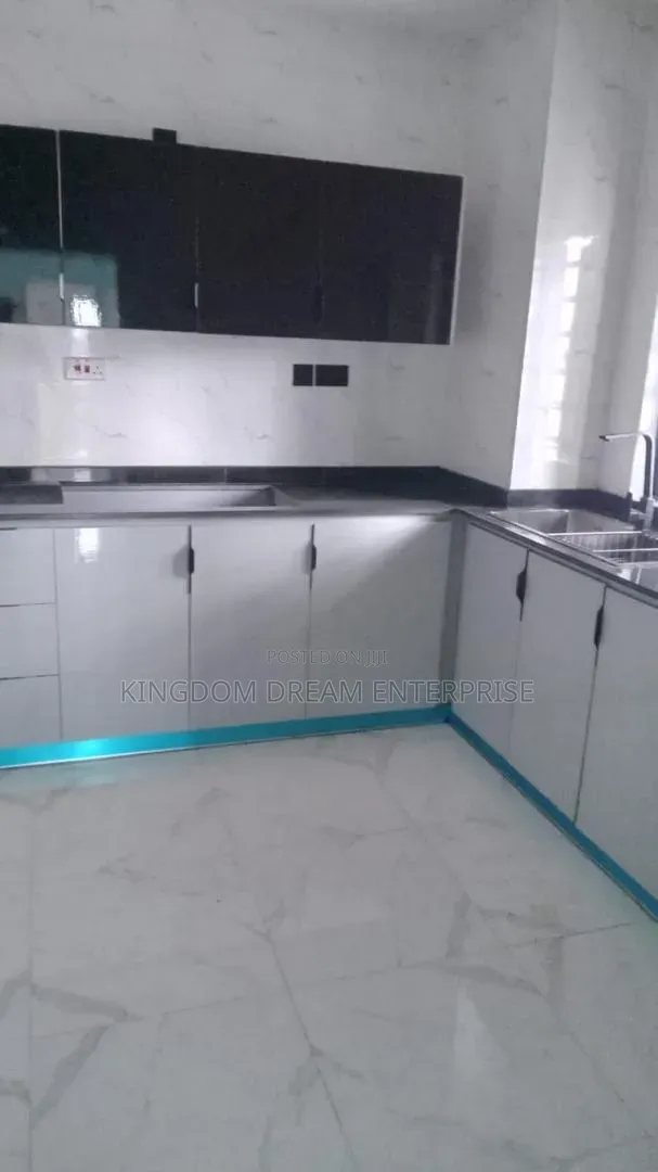 3bdrm Apartment in Ilupeju for sale in Ikorodu Road / Ilupeju