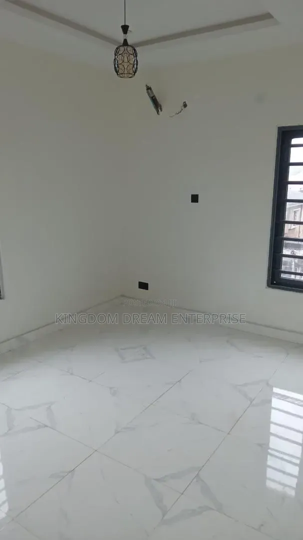 3bdrm Apartment in Ilupeju for sale in Ikorodu Road / Ilupeju