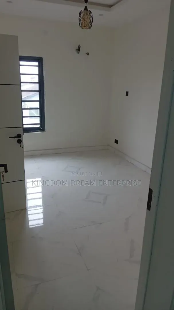 3bdrm Apartment in Ilupeju for sale in Ikorodu Road / Ilupeju