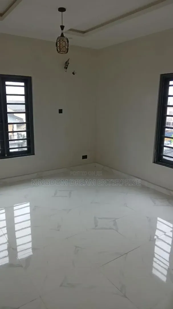 3bdrm Apartment in Ilupeju for sale in Ikorodu Road / Ilupeju