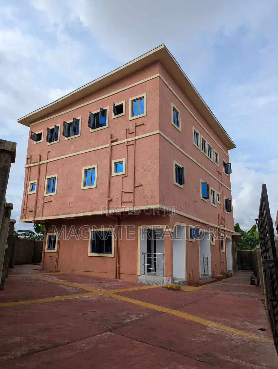 12bdrm Block of Flats in Uyo for sale in Uyo