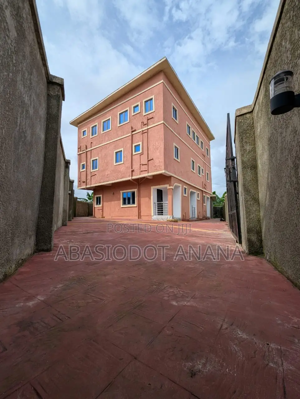 Studio Apartment in Oron Road, Uyo for sale in Uyo