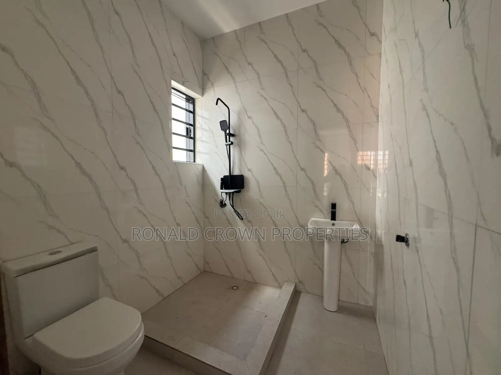 5bdrm Duplex in Omole Phase 2 for sale in Omole Phase 2