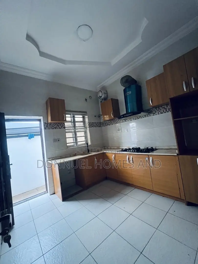 4bdrm Duplex in Ikota Estate for rent in Ikota