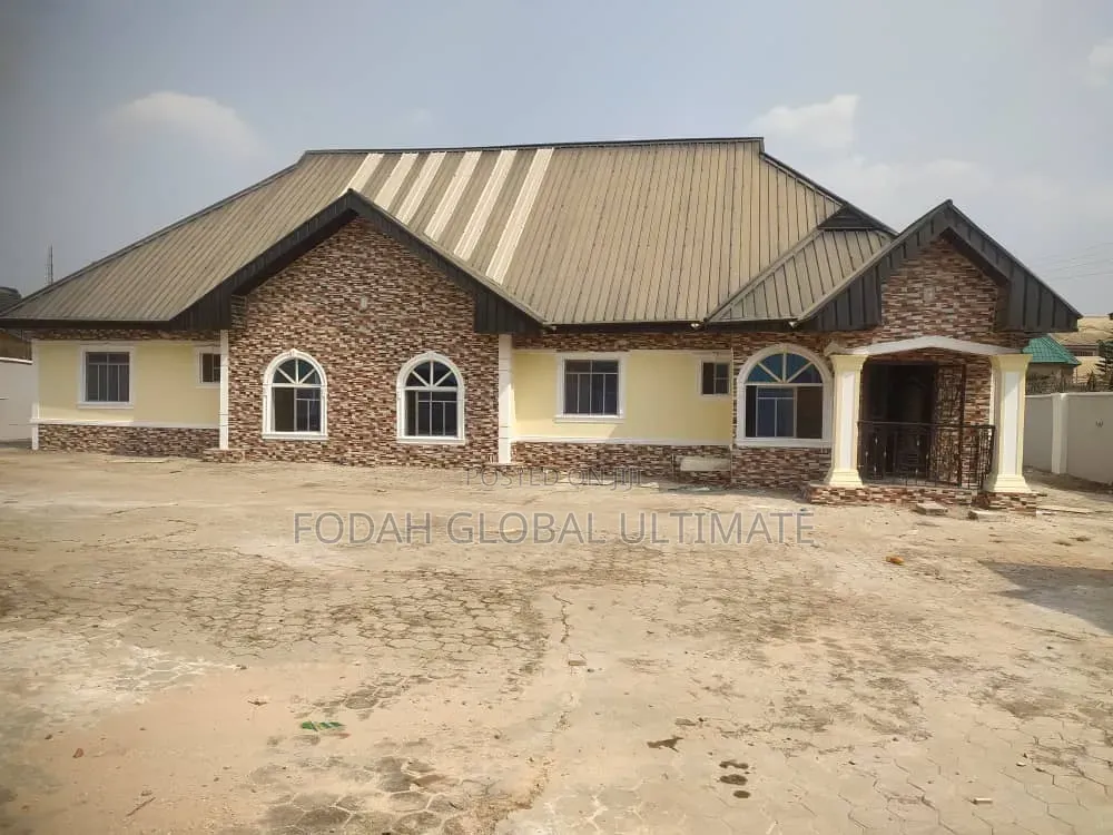 6bdrm Bungalow in Benin City for sale in Benin City