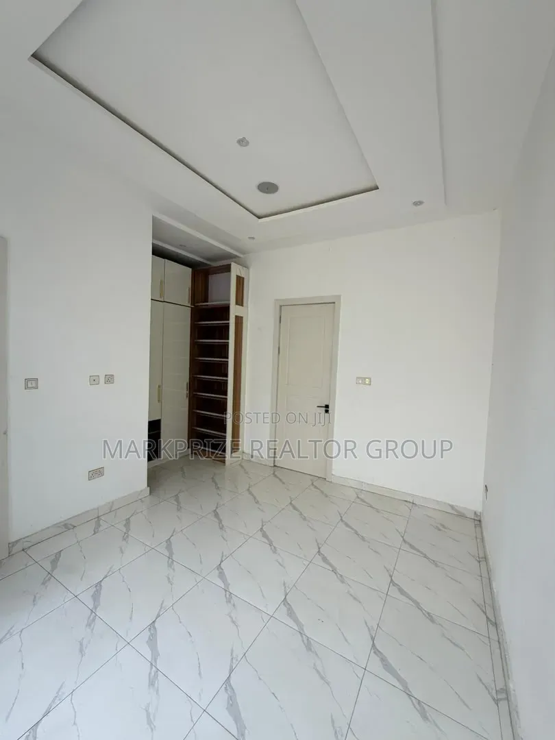 5bdrm Duplex in Osapa London Lekki for sale in Osapa london