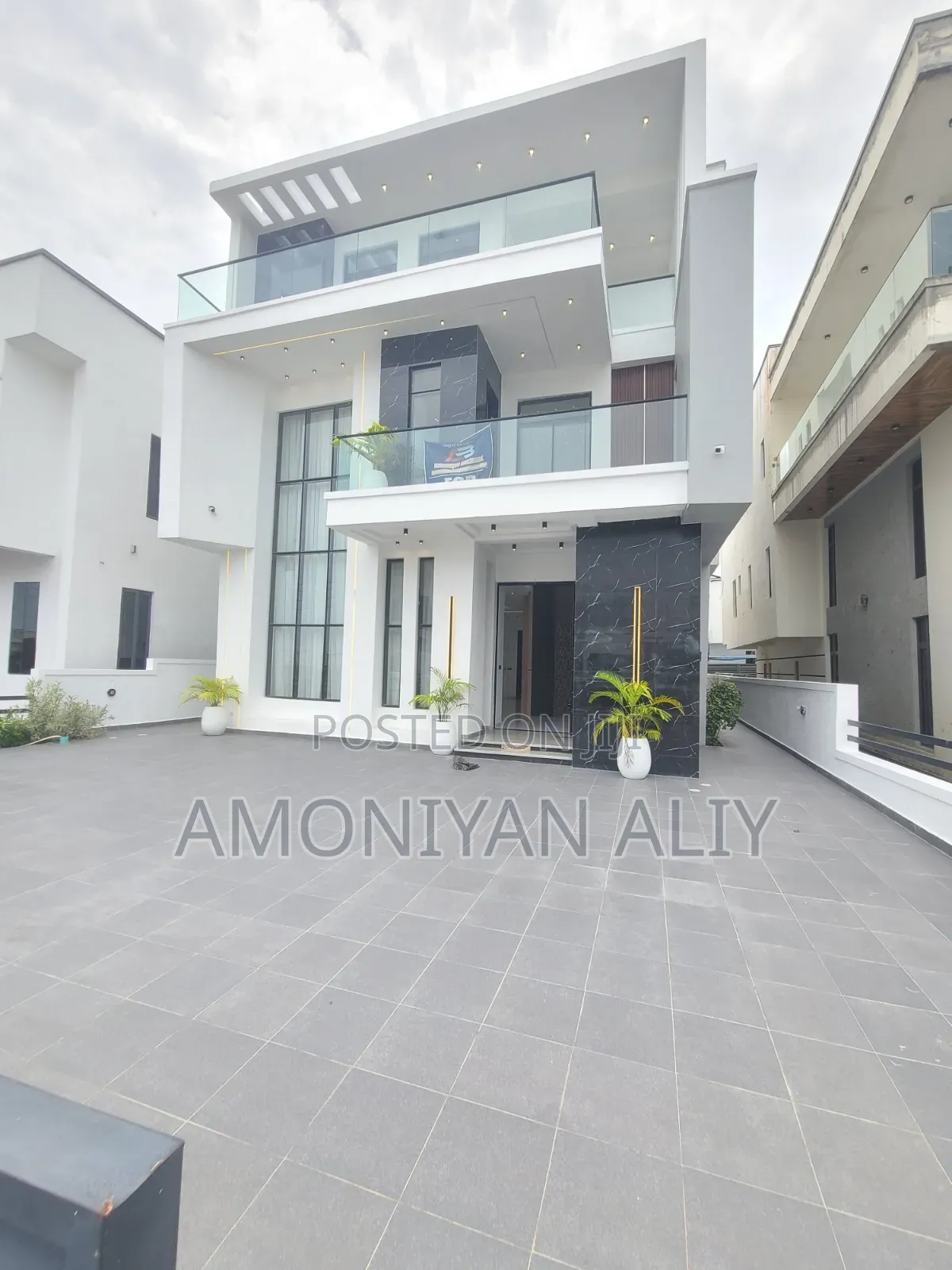 5bdrm Mansion in Megamond Estate, Ikota for sale in Ikota