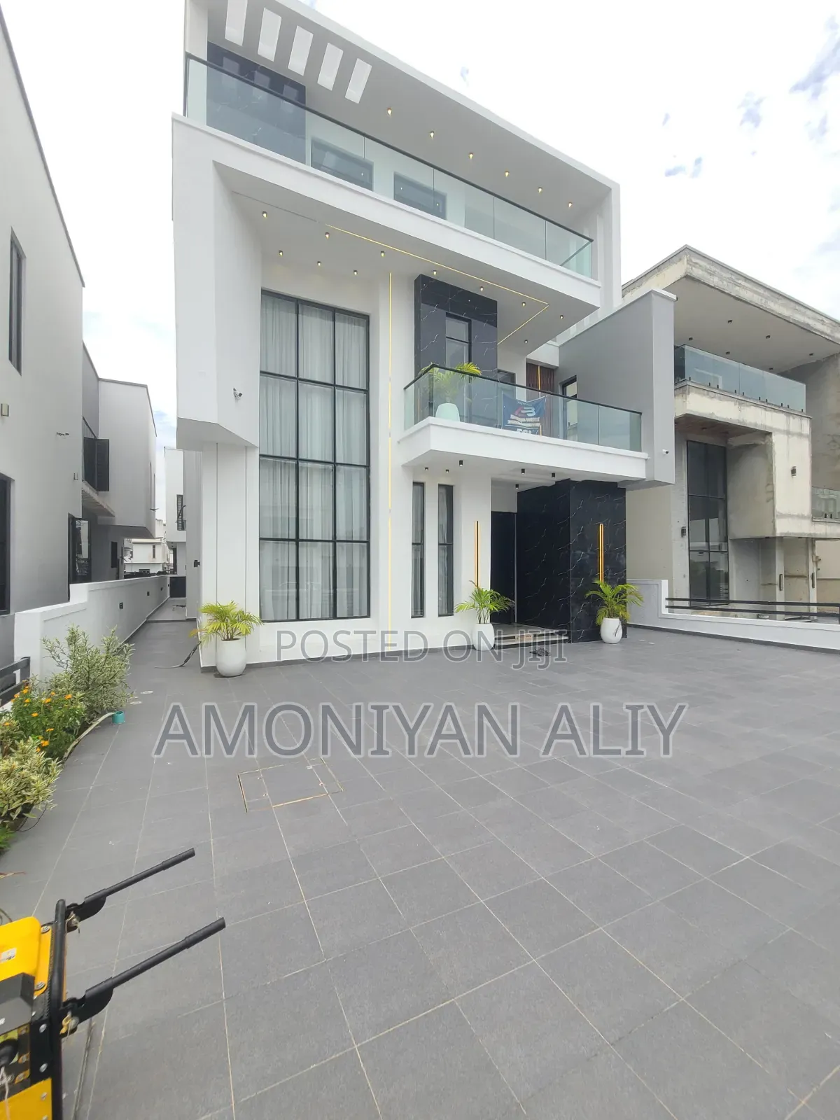 5bdrm Mansion in Megamond Estate, Ikota for sale in Ikota