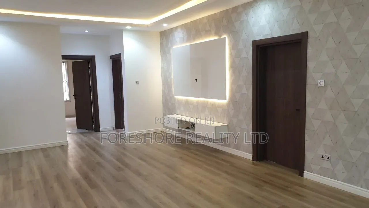 3bdrm Apartment in Off Admiralty, Lekki Phase 1 for rent in Lekki Phase 1