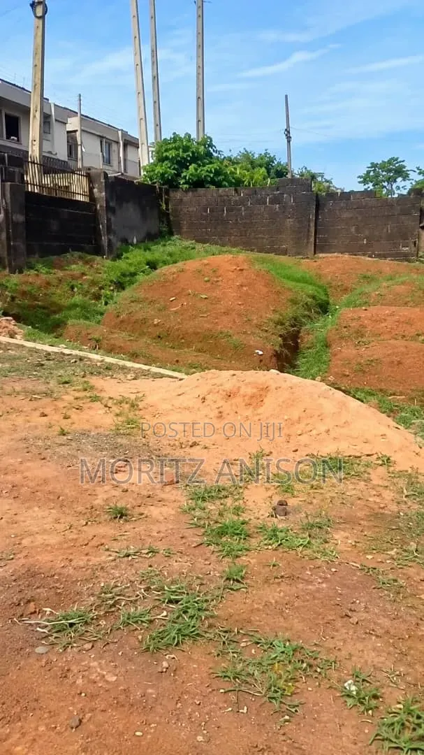 Distress Land for Sale: 270Sqm Independent Layout Enugu. in Enugu