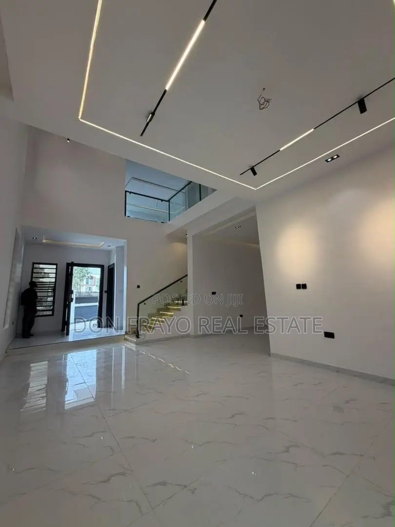 5bdrm Duplex in Carlton Gate Estate for sale in Akobo