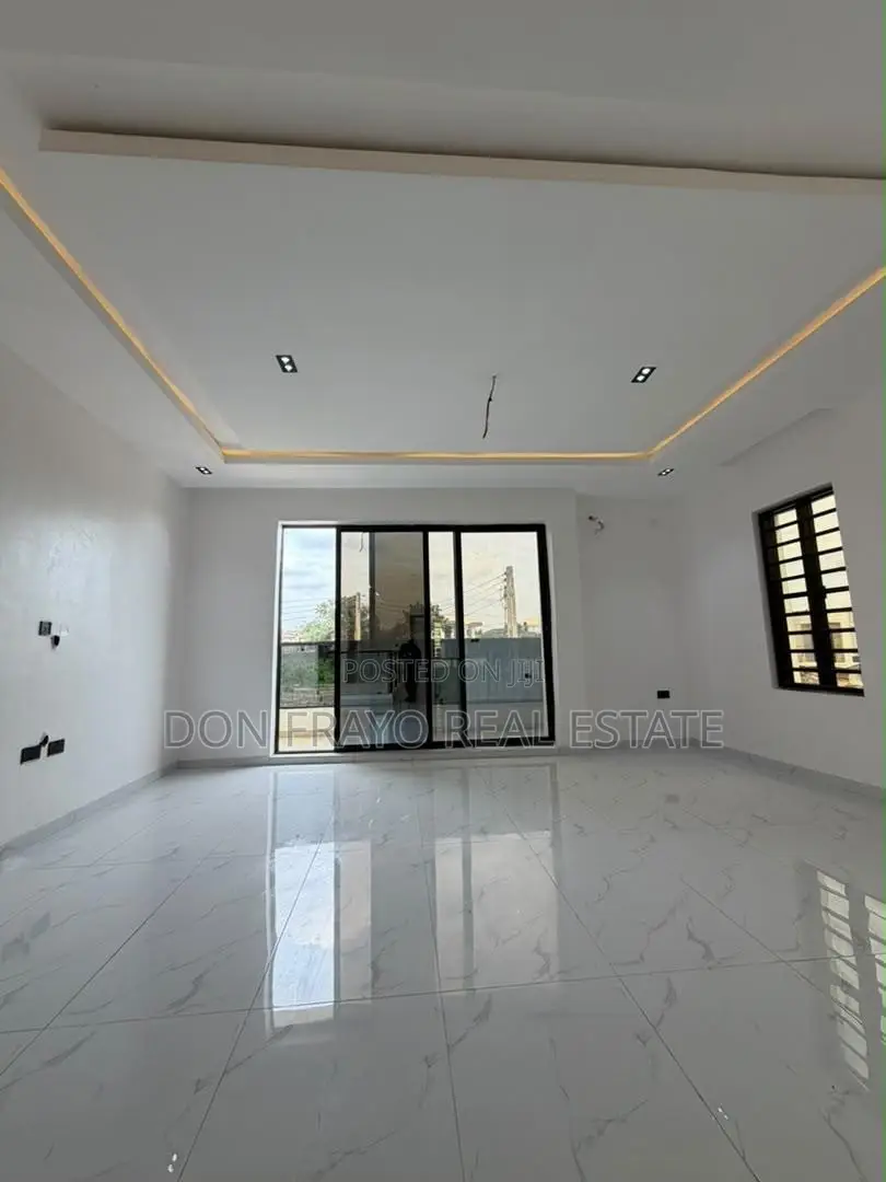 5bdrm Duplex in Carlton Gate Estate for sale in Akobo
