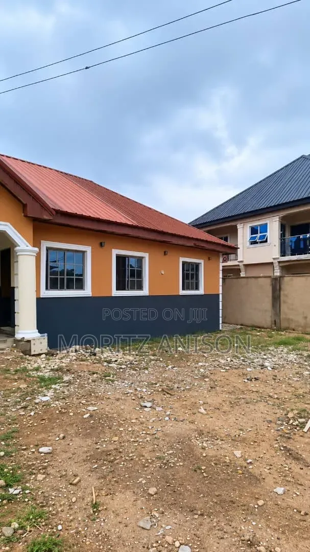 4bdrm Bungalow in Old Airport Road., Enugu for rent in Enugu