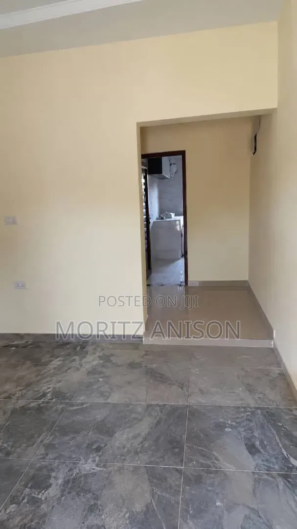 4bdrm Bungalow in Old Airport Road., Enugu for rent in Enugu
