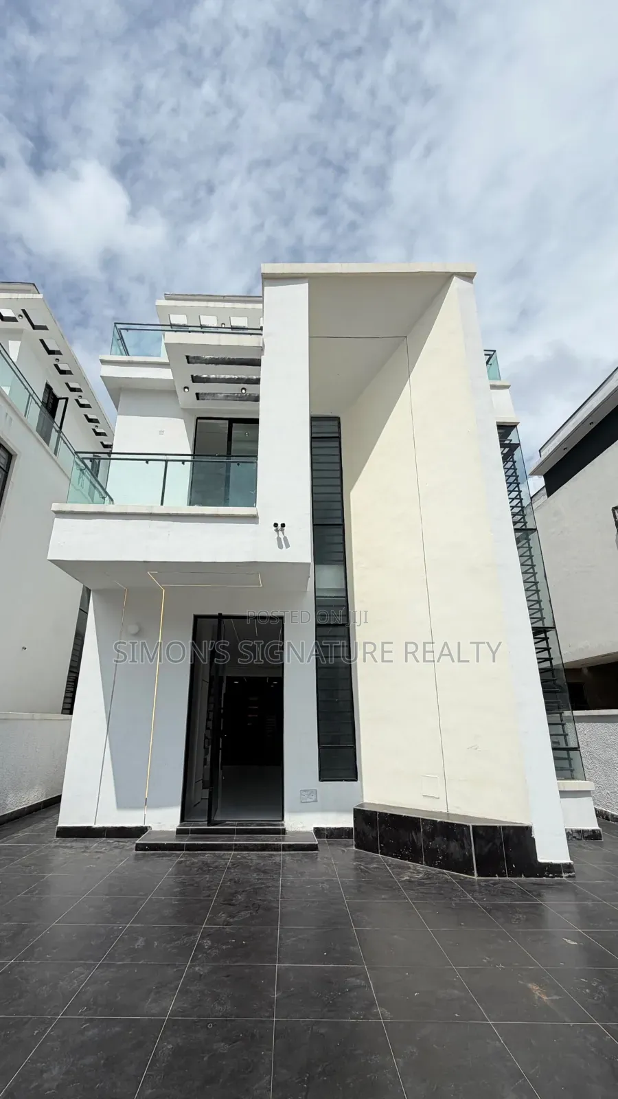 5bdrm Duplex in Chevron for sale in Chevron