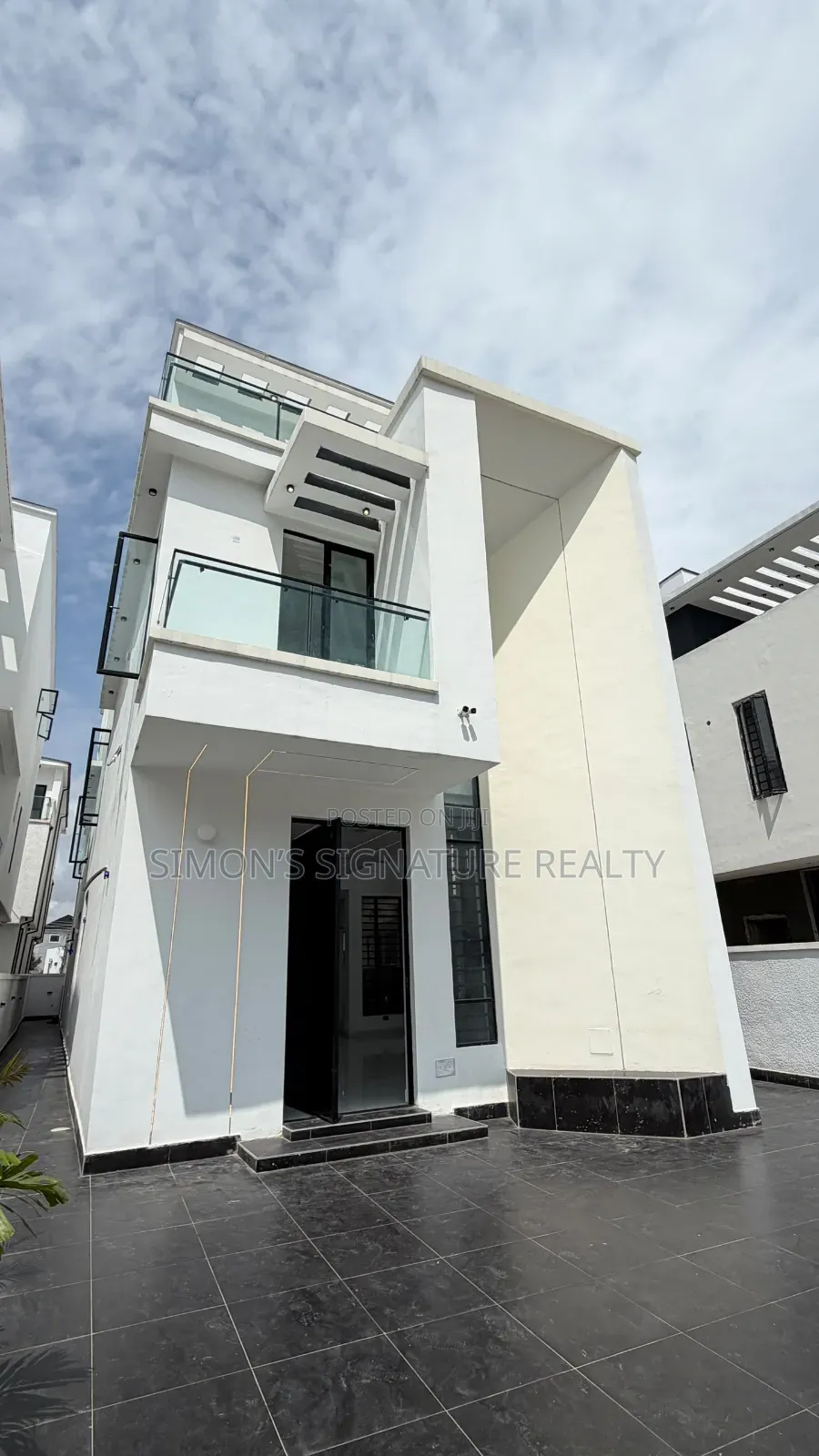 5bdrm Duplex in Chevron for sale in Chevron