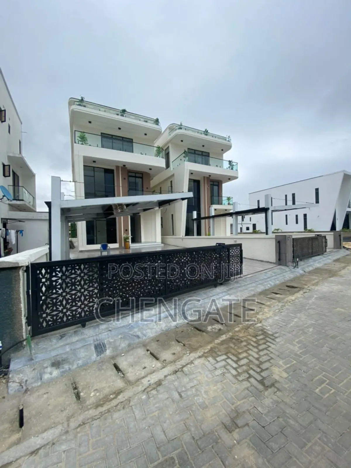 5bdrm Duplex in Chevron for sale in Chevron