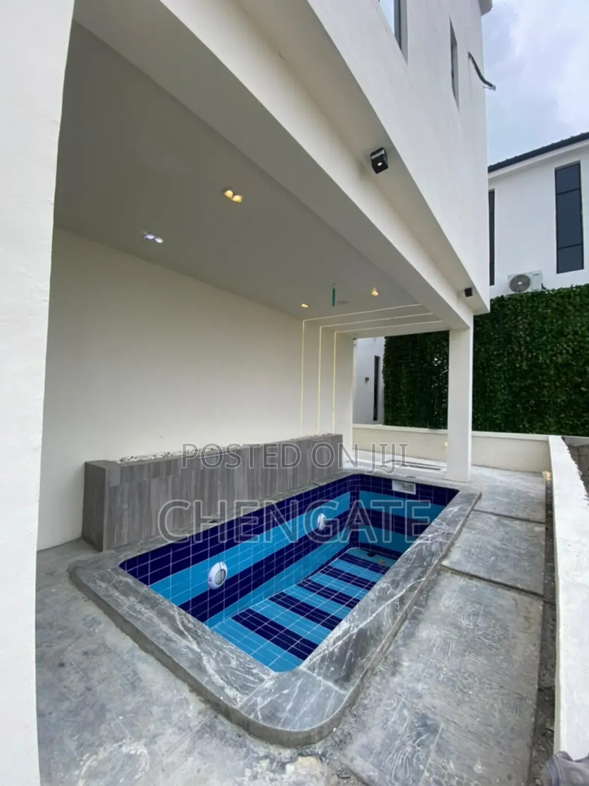 5bdrm Duplex in Chevron for sale in Chevron